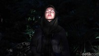 Seorang warga menikmati segarnya udara di dalam hutan. 