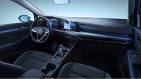 Setelah membahas bagian luarnya, bagian kabin ternyata juga mengalami perubahan yang lebih banyak. Dari sisi bangku pengemudi dapat terlihat instrument cluster digital yang lebih modern di balik roda kemudi. Dashboard juga tampil baru dengan aksen iluminasi pada bagian penumpang. Foto: Pool (carscoops)