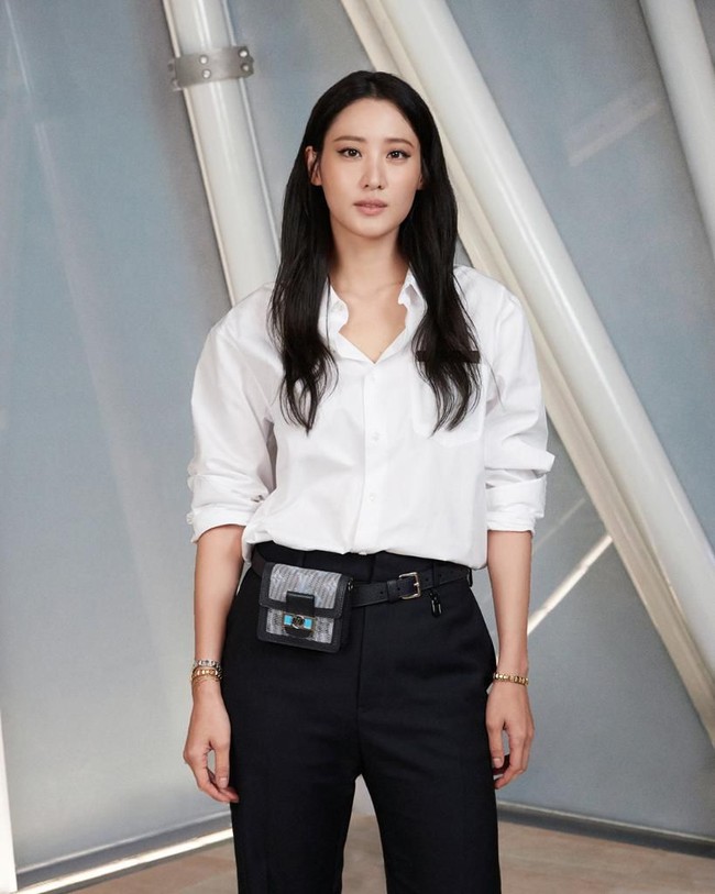 Adapun pemain film Fantastic Beasts Claudia Kim hadir mengenakan busana yang lebih simpel yakni kemeja putih dan celana panjang hitam. Namun diterapkan belt bag yang menjadi statement dalam penampilanya. Foto: dok. Twitter Louis Vuitton