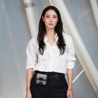 Adapun pemain film Fantastic Beasts Claudia Kim hadir mengenakan busana yang lebih simpel yakni kemeja putih dan celana panjang hitam. Namun diterapkan belt bag yang menjadi statement dalam penampilanya. Foto: dok. Twitter Louis Vuitton
