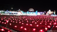 Pengunjung cukup merogoh kocek sebesar Rp 20 ribu untuk bisa menikmati dan berswafoto di taman lampion tersebut. Namun, saat libur akhir pekan tiket masuk berubah menjadi Rp 25 ribu. (Sudirman Wamad/detikTravel)