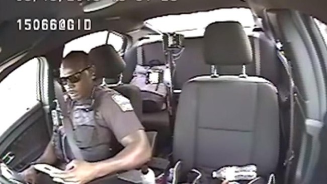 Polisi kecelakaan saat nyetir sambil chattingan. Foto: Youtube PoliceActivity Polisi kecelakaan saat nyetir sambil chattingan. Foto: Youtube PoliceActivity