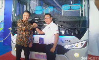 Moeldoko Resmikan bus listrik MAB