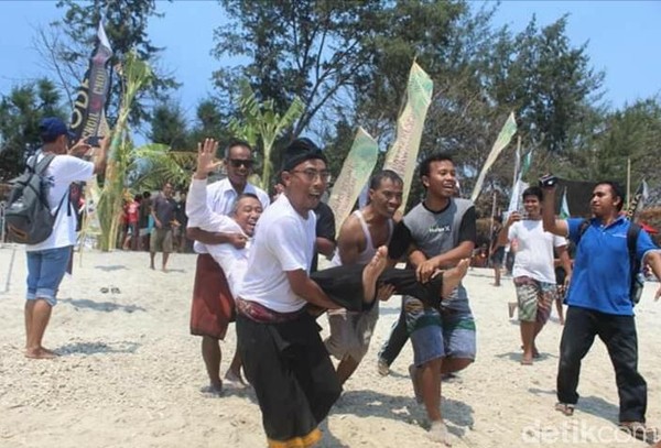 Rebo Bontong atau Mandi Safar. Umumnya ritual adat ini juga dilakukan oleh masyarakat Suku Sasak. Salah satunya warga di Desa Gili Indah, Kabupaten Lombok Utara. (Harianto Nukman/detikTravel)