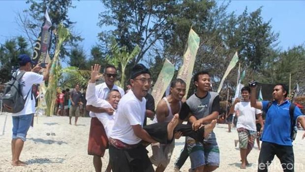 Rebo Bontong, Ritual Mandi Bersama Suku Sasak