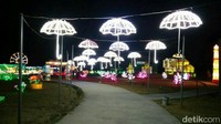 Taman lampion Festival of Light menyediakan ratusan titik untuk berfoto-foto. (Sudirman Wamad/detikTravel)