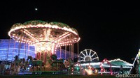 Festival of Light tak hanya menampikan warna-warni lampion, ada juga wahana bermain lainnya, seperti bianglala, komidi putar, kura-kura, dan sky rink, permainan mirip ice skating namun tak menggunakan es. (Sudirman Wamad/detikTravel)