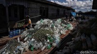 Warga mendapatkan botol bekas ini dari pengepul barang bekas.