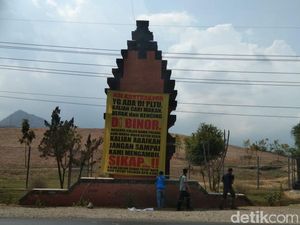 Warga Sekitar PLTU Paiton Minta Kerjaan dengan Pasang Banner Tuntutan
