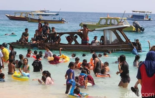 Semua warga bersukacita, bergembira penuh tawa mandi bersama di laut Gili Trawangan. (Harianto Nukman/detikTravel)