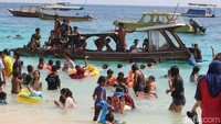 Semua warga bersukacita, bergembira penuh tawa mandi bersama di laut Gili Trawangan. (Harianto Nukman/detikTravel)