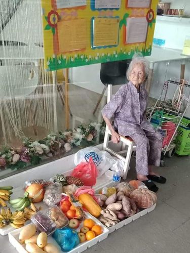 Kisah Nenek 97 Tahun yang Berjualan Buah Meski Sudah Pikun