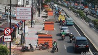 Pengendara lalu-lintas melewati proyek galian saluran air di jalan Otista, Jakarta Timur, Sabtu (2/11/2019).