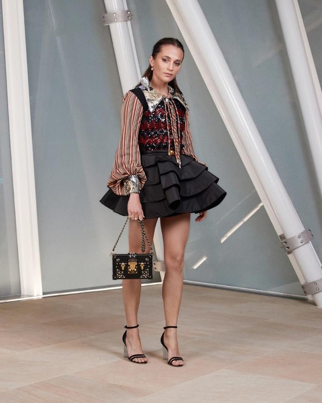 Beberapa artis internasional, seperti Alicia Vikander, Chloe Moretz, dan Mark Ronson juga menghadiri event ini. Selain itu, tampil pula aktor Woo Dohwan, Karena Lam, Jessica Jung pada pembukaan toko yang terletak di daerah elit Cheongdam-dong, Gangnam tersebut. Foto: dok. Twitter Louis Vuitton