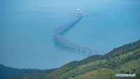 Awalnya jembatan ini harusnya dibuka pada tahun 2016, namun batal. Jembatan ini dirancang untuk tahan terhadap gempa bumi dan angin topan. Foto: Dok. Xinhua/Cheong Kam Ka