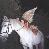 Dalam pembuatan headpiece tersebut, Yungyung, begitu sapaan akrab sang desainer mengatakan ada tantangan. Headpiece harus dibuat sesuai dengan gaun yang dipakai. Namun, tim Kendall sama sekali tidak memberi tahu soal konsep dress tersebut. Foto: dok. Instagram @kendalljenner