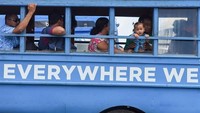 Karena bus cenderung berjalan lambat di jalan pegunungan bergelombang di pulau itu, penumpang yang berdiri biasanya tidak menggunakan transportasi ini untuk perjalanan panjang. Foto: Dok. Xinhua/Guo Lei