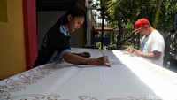 Sejumlah narapidana membuat batik Lulantatibu di Lapas Nunukan, Kalimantan Utara, Minggu (6/10).