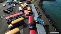 Sebagian besar bus umum di Samoa adalah modifikasi dari truk bekas yang diimpor dari luar negeri.  Foto: Dok. Xinhua/Guo Lei