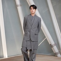 Acara pembukaan Louis Vuitton Maison di Seoul, Korea bertaburan bintang-bintang terkenal. Tak hanya dari Korea, seleb kenamaan Hongkong hingga Hollywood juga hadir. Salah satu yang paling mencuri perhatian adalah Cha Eun Woo yang menyihir para penggemar dengan ketampanannya malam itu. Foto: dok. Twitter Louis Vuitton