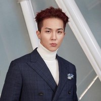 Idol KPop lain yang datang ke pembukaan butik Louis Vuitton dengan interior menawan tersebut adalah Minho Winner. Minho sendiri pernah menjadi model dalam fashion show Louis Vuitton di Paris. Foto: dok. Twitter Louis Vuitton