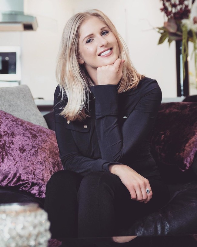 Laura pun meminta bantuan ke lembaga untuk masalah kecanduan seks. Program tersebut membuat Laura sedikit demi sedikit terbantu dan keluar dari sisi gelapnya itu. Ini adalah bagian dari diriku yang akan selalu menjadi kecanduan. Tapi belakangan ini aku mulai punya hubungan yang cukup serius sehingga semuanya berjalan lebih baik, tutup wanita yang memili putra berusia dua tahun itu.  Foto: dok. Instagram @lauriejaderotic