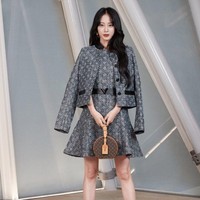 Aktris Han Ye Seul yang dianggap sebagai salah satu artis tercantik di Korea tampil menawan dengan dress A-line dan jaket bermotif seragam. Foto: dok. Twitter Louis Vuitton