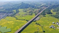 Jumlah penumpang tahunannya pada 2015 bahkan lebih dari 1,1 miliar orang. Jalur terpanjangnya tercatat mencapai 2.298 km yang menghubungkan Beijing dan Shanghai. Foto: Dok. Xinhua/Lu Boan