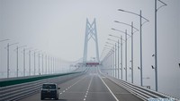 Termasuk jalan aksesnya, jembatan ini membentang sejauh 55 km (34 mil) dan menghubungkan Hong Kong ke Makau dan kota Cina daratan Zhuhai. Foto: Dok. Xinhua/Cheong Kam Ka
