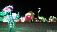 Di antaranya, tiranosasurus, brontosaurus dan lainnya. Ada juga lampion berbantuk lainnya, seperti hiu, gajah, tempat ibadah, taman buah, dan lainnya. (Sudirman Wamad/detikTravel)