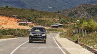 Jalan di penghubung Desa Long Bawan juga ada yang kondisinya sudah mulai mulus dan bagus. Jalan tersebut sudah dibeton sesuai dengan program pemerintahan Jokowi.