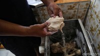 Pekerja membuat adonan rumput laut untuk diolah menjadi makanan ringan Karima. Pekerja membuat adonan rumput laut untuk diolah menjadi makanan ringan Karima.