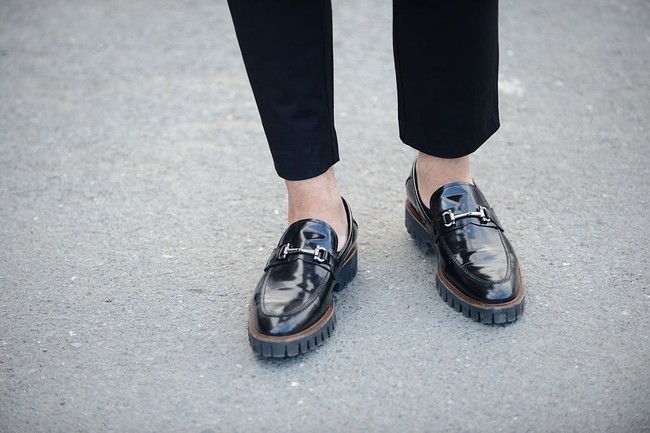 Celana cingkrang terasa menarik dengan padanan sepatu yang trendi. Sneakers atau loafers bisa jadi andalan, tinggal sesuaikan dengan acara yang dihadiri.  Foto: Getty Images