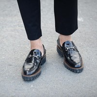 Celana cingkrang terasa menarik dengan padanan sepatu yang trendi. Sneakers atau loafers bisa jadi andalan, tinggal sesuaikan dengan acara yang dihadiri.  Foto: Getty Images