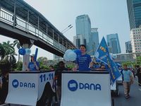  CEO DANA Vincent Iswara dan Petinggi DANA lainnya menggunakan DANA Box dalam Parade DANA 11.11 di Jalan Sudirman-Thamrin, Minggu, (3/11/2019) / 