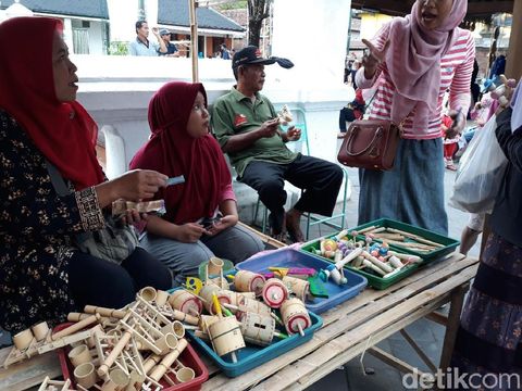Beragam Jajan Pasar Laris Manis di Pasar Lawas Mataram 