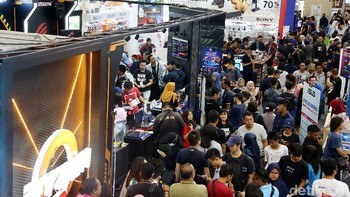 Pameran perangkat teknologi ini menawarkan banyak diskon dan promo menarik untuk mereka yang mencari gadget baru. Foto: Rengga Sancaya