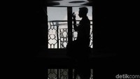 Seorang jemaah tampak khusyuk berdoa di Islamic Center Nunukan.