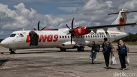 Sejumlah penumpang menaiki pesawat untuk menuju Bandar Udara Nunukan, Kalimantan Utara.