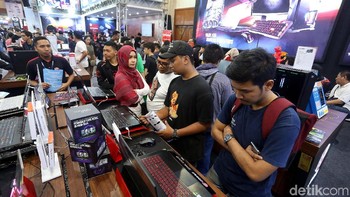 Hari terakhir masih banyak yang ingin bertransaksi. Foto: Rengga Sancaya