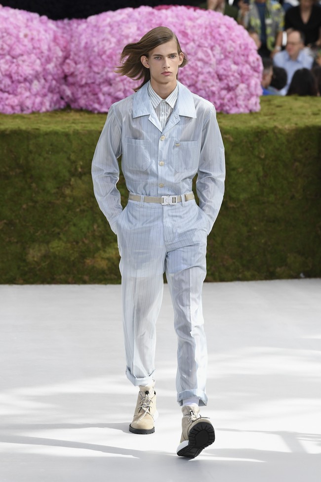 Celana cingkrang modis versi Dior Homme koleksi Spring-Summer 2019. Kemeja dan celana hadir dalam tampilan jumpsuit dengan motif garis dan warna yang sama.  Foto: Getty Images