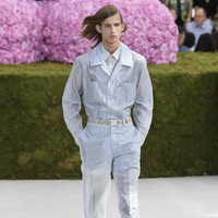 Celana cingkrang modis versi Dior Homme koleksi Spring-Summer 2019. Kemeja dan celana hadir dalam tampilan jumpsuit dengan motif garis dan warna yang sama.  Foto: Getty Images