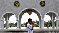 Islamic Center Nunukan dibangun persis di pinggir laut.