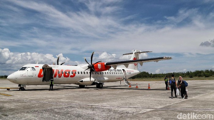 Sejumlah penumpang bersiap menaiki pesawat Wings Air di Bandara Udara Internasional Juwata Tarakan menuju Bandar Udara Nunukan Kalimantan Utara, Sabtu (5/10). Untuk mencapai pulau perbatasan Nunukan dari Tarakan ada dua jalan akses yaitu melalui Udara dan melalui laut. Untuk menuju Nunukan dari Tarakan dapat ditempuh sekitar 30 menit. Sedangkan perjalanan melalui jalur laut dapat ditempuh menjadi 2,5 jam via speed boat. tiket pesawat mencapai Rp. 300.000 dan tiket speedboat mencapai Rp. 200.000