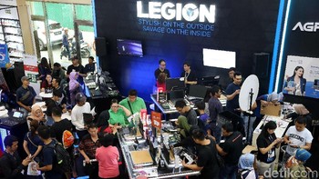 Smartphone dan laptop mendominasi, tapi juga banyak aksesoris. Foto: Rengga Sancaya