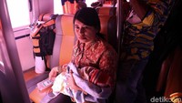 Perawat menyiapkan infus untuk bayi yang sedang sakit dan membutuhkan perawatan di Rumah Sakit Apung tersebut.