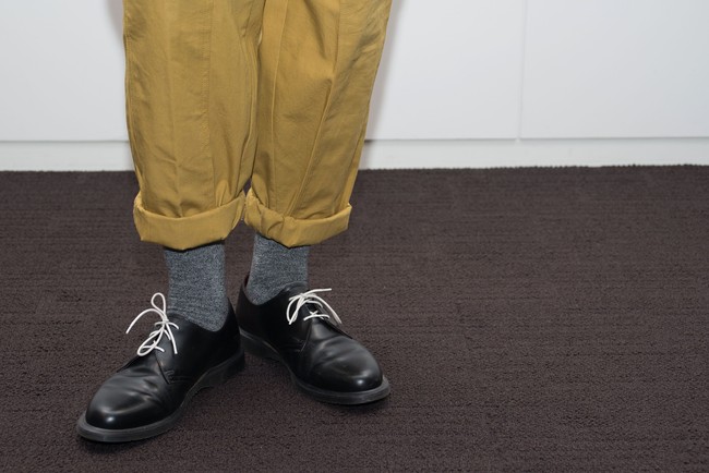 Celana yang panjangnya sampai di bawah mata kaki bisa dibuat mengatung dengan digulung. Biasanya, teknik ini pas buat celana chino atau jeans. Foto: Getty Images