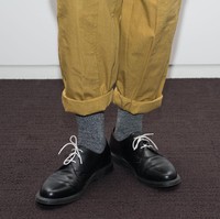 Celana yang panjangnya sampai di bawah mata kaki bisa dibuat mengatung dengan digulung. Biasanya, teknik ini pas buat celana chino atau jeans. Foto: Getty Images