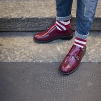 Memakai celana yang menggantung di atas mata kaki memungkinkan Anda untuk memamerkan kaus kaki unik. Pilih yang sesuai dengan selera dan karakter gaya Anda.  Foto: Getty Images