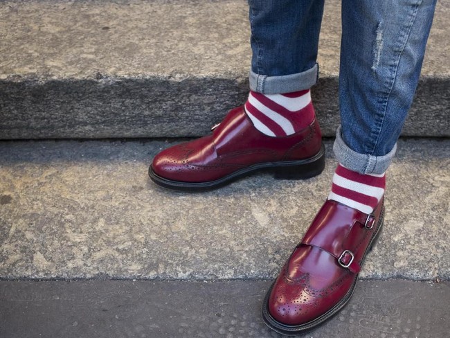 Memakai celana yang menggantung di atas mata kaki memungkinkan Anda untuk memamerkan kaus kaki unik. Pilih yang sesuai dengan selera dan karakter gaya Anda.  Foto: Getty Images